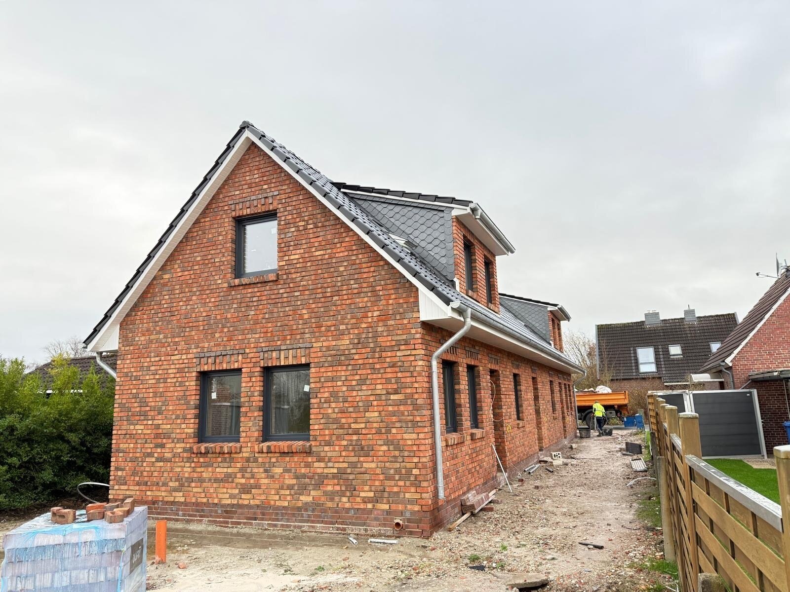 Esens - ruhige Innenstadt-Lage: Neubau Ferienwohnung im Erdgeschoss mit Terrasse Esens - ruhige Innenstadt-Lage: Neubau Ferienwohnung im Erdgeschoss mit Terrasse