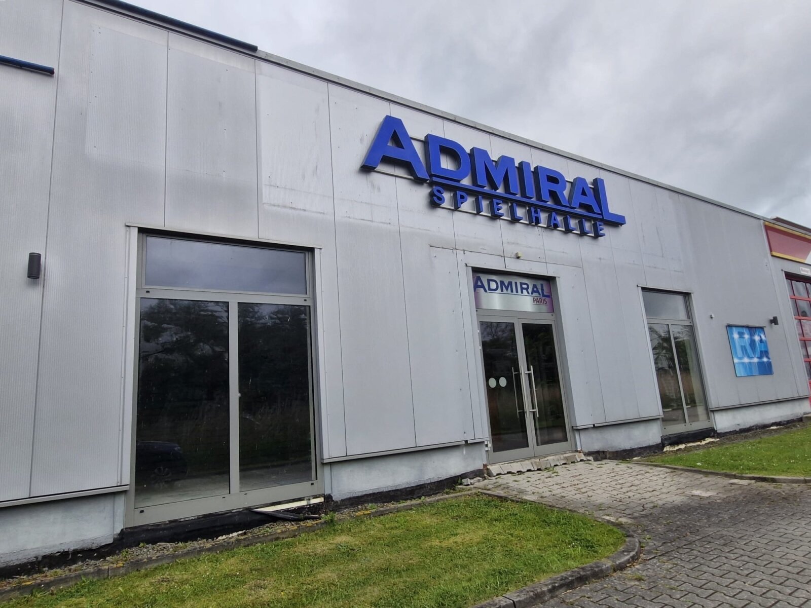 Emden - direkt an der B210 / Auricher Strasse ! Grosse Gewerbefläche in bester Lage ! Für verschiedene Nutzungsarten geeignet ! Emden - direkt an der B210 / Auricher Strasse ! Grosse Gewerbefläche in bester Lage ! Für verschiedene Nutzungsarten geeignet !